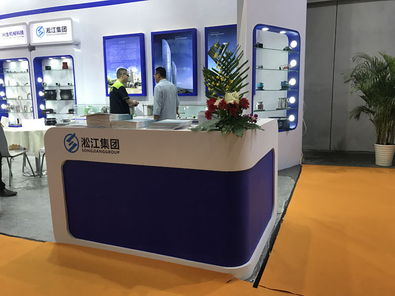 北京訂做老式水泵配套特殊橡膠軟連接,一(yī)端6kg法蘭,一端10kg法蘭 北京訂做老式水泵配(pèi)套(tào)特殊橡膠軟連接,一端6kg法蘭,一端10kg法蘭